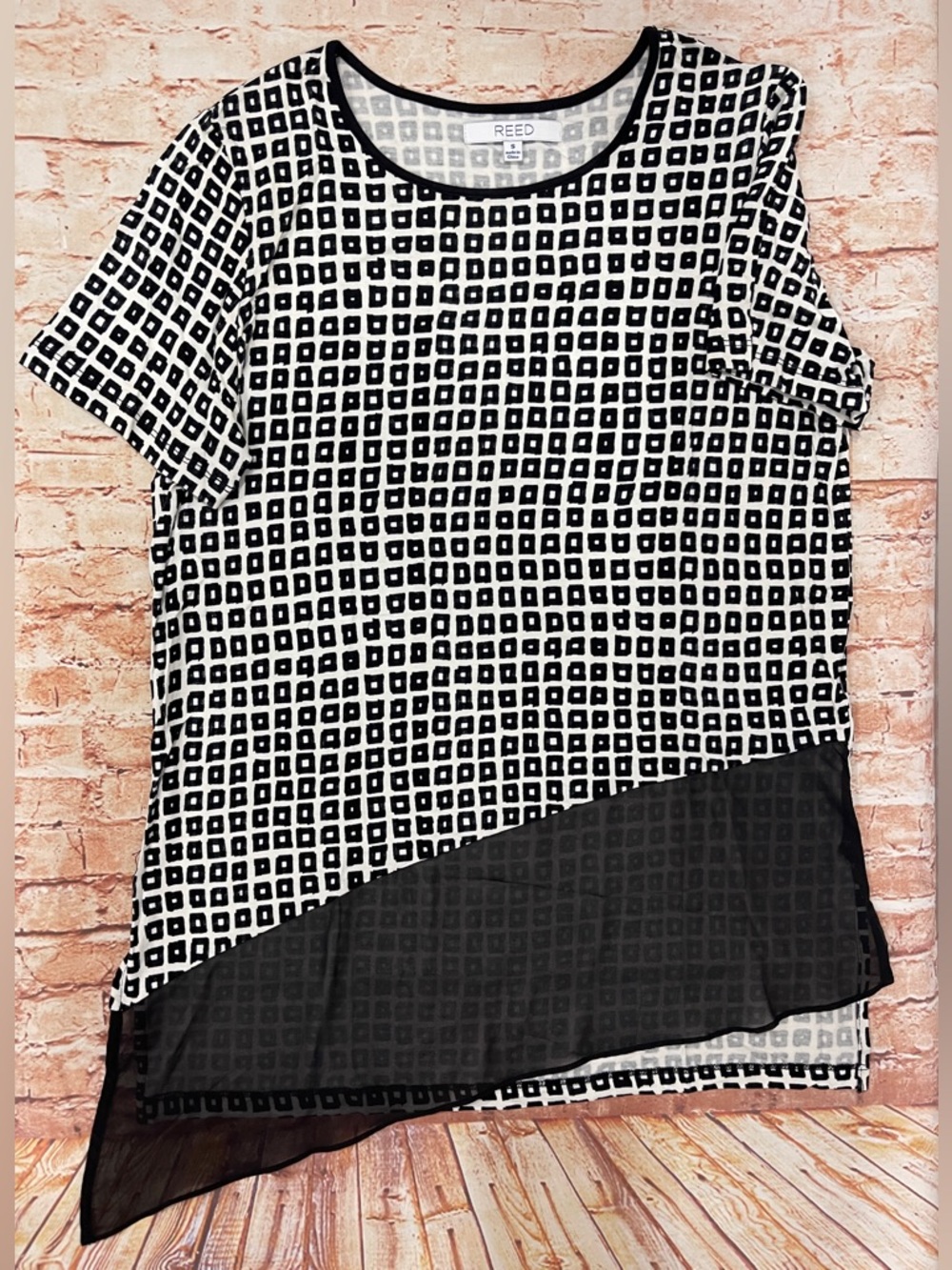 REED Black & White Geometric Asymmetrical Hem Top